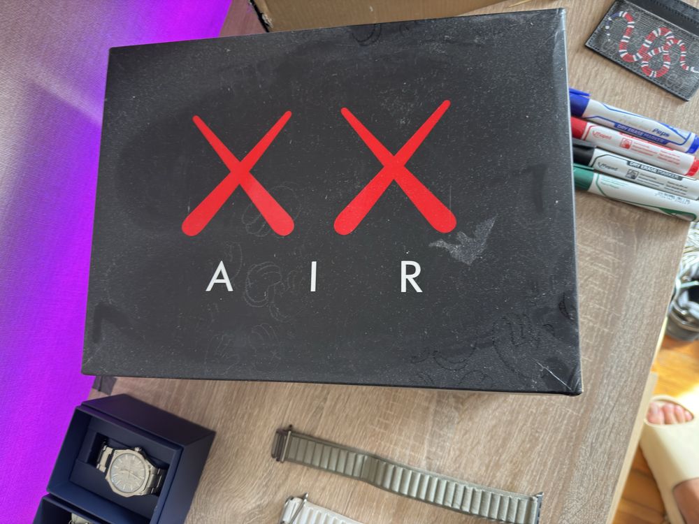 Air Jordan 4 kaws