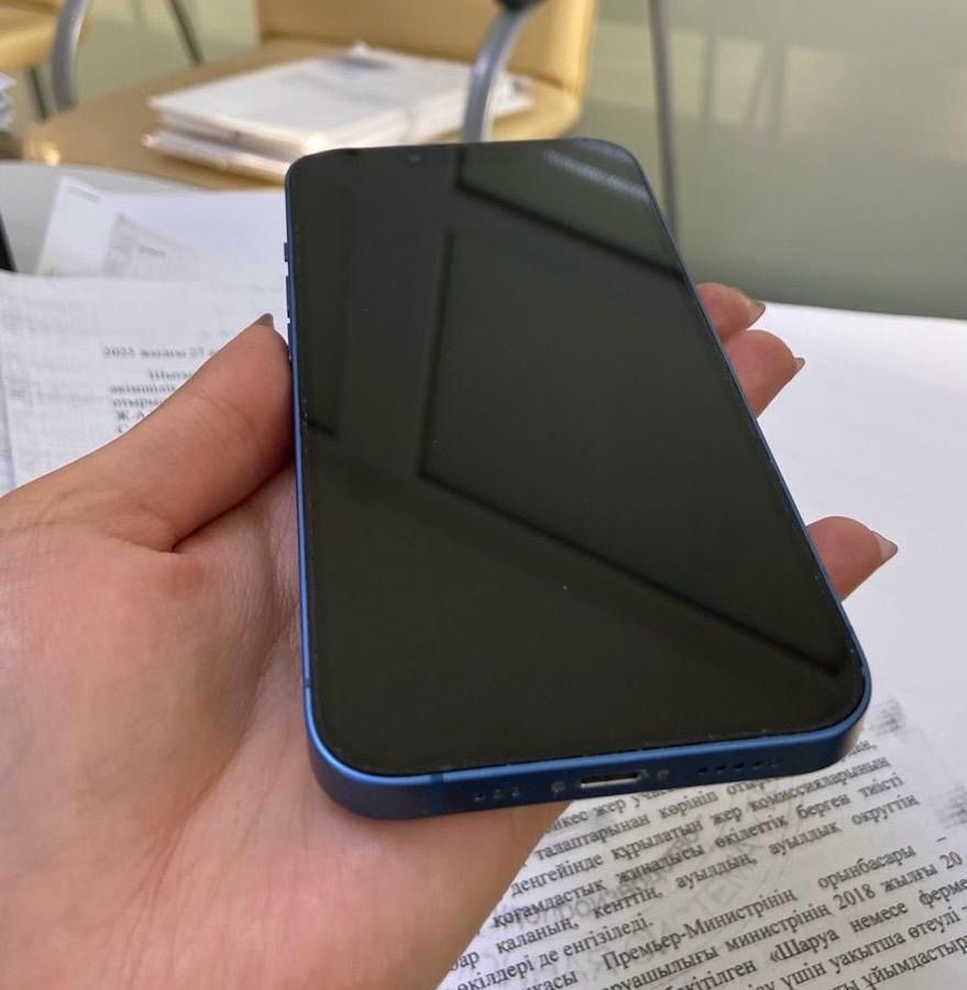 iPhone 13 в синем цвете