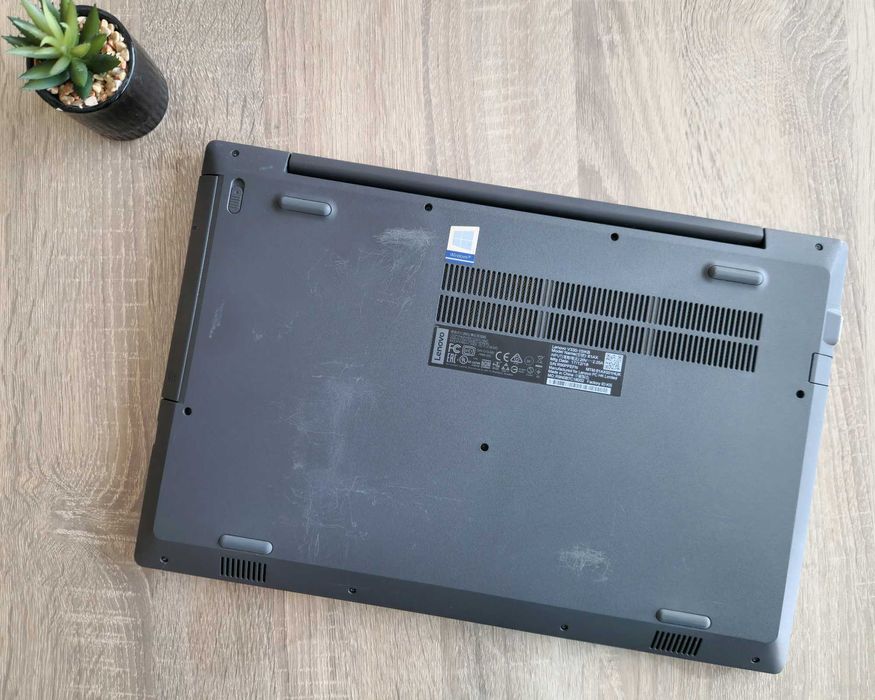 Лаптоп Lenovo V330-15IKB i7 / 12GB RAM / 256GB