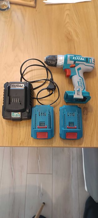 Винтоверт Total с две батерии и зарядно устройство работи без забележк