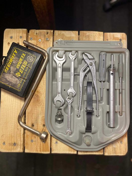 BMW E30 Trusa cu scule, cheie roti, set prezoane secrete