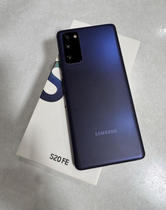 Продам отличный Samsung S20fe