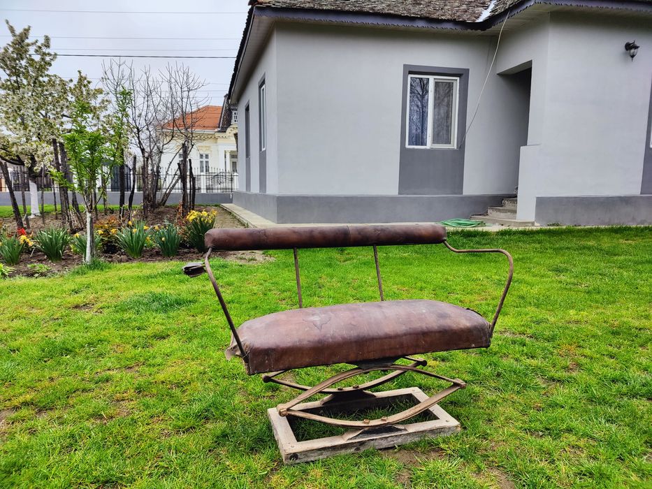 Scaun de trăsură vechi din anul 1902,plug, prășitoare,ralița și grapa
