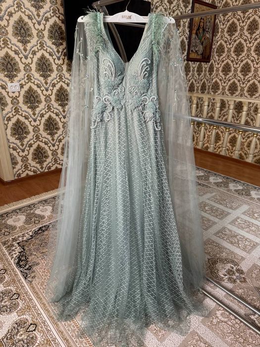 Срочно продаётся длинное вечернее платье! Небольшой торг уместен!