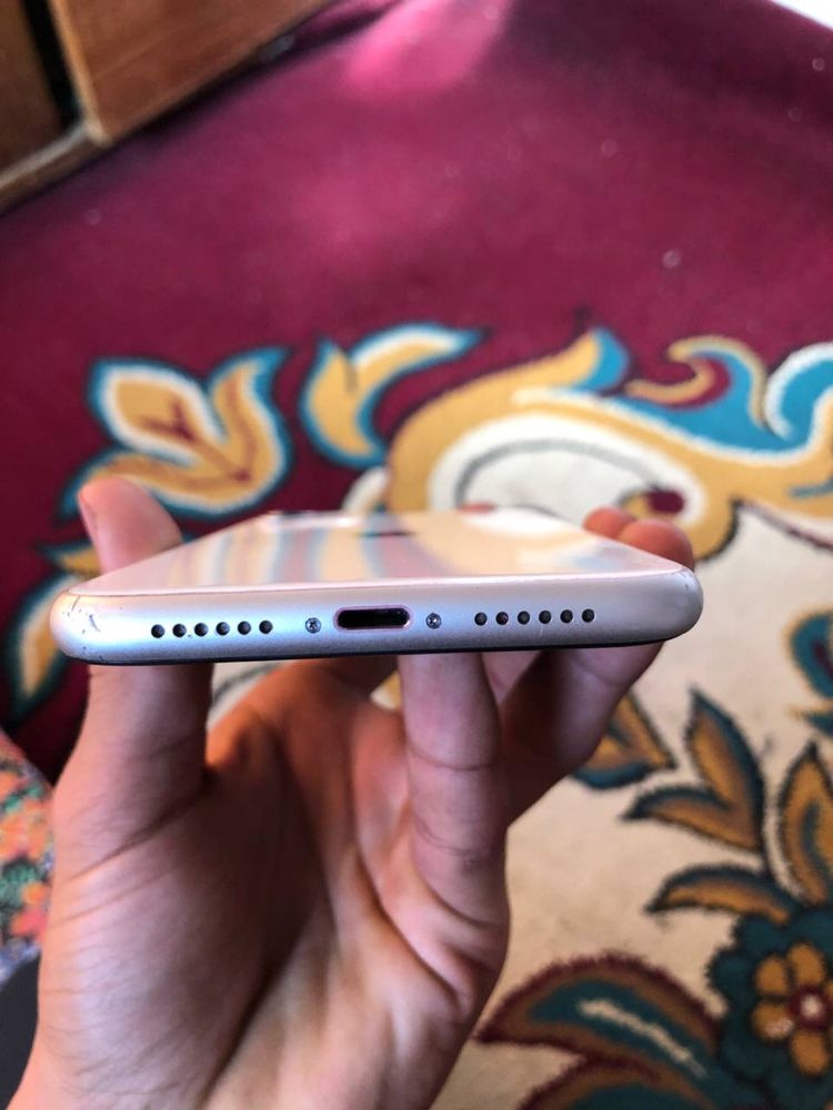 Iphone 11 oq chaqa chuqalari bor