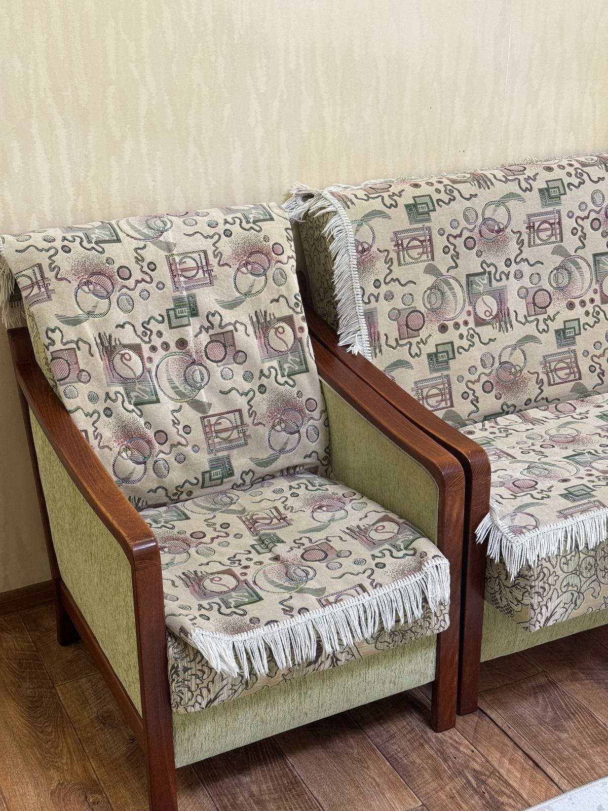 Продаю диван с креслом
