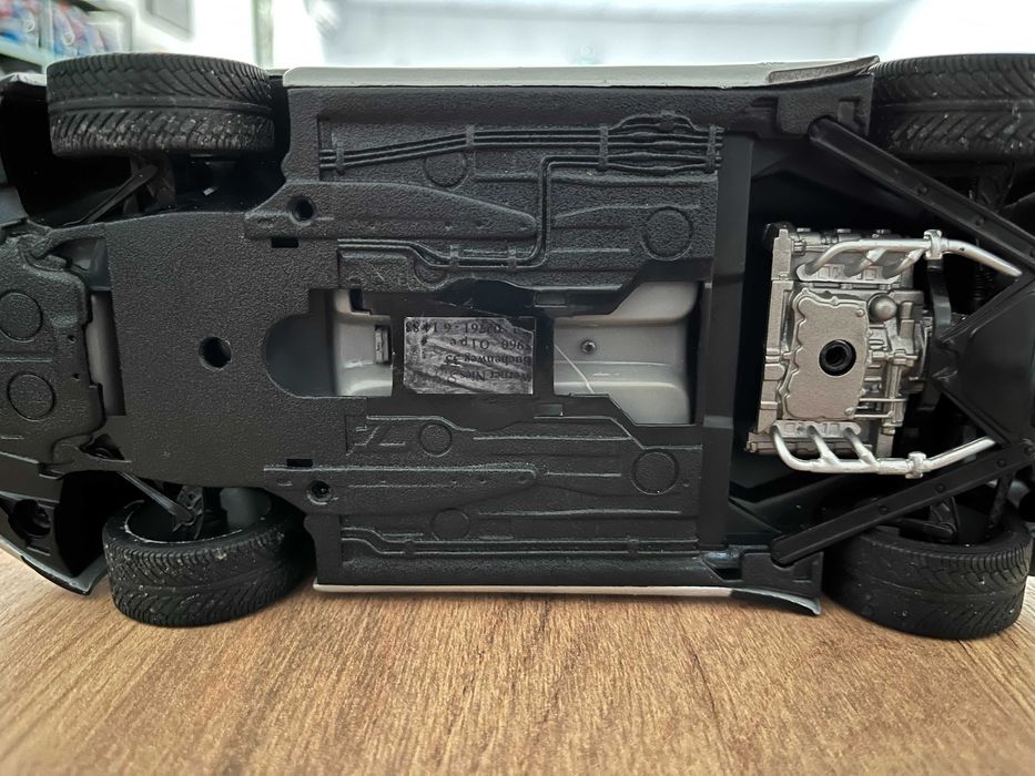 Метална колекционерска колички  UT Models PORSCHE BOXTER мащаб 1:18