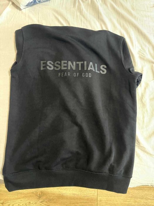Продавам черен суичър Essentials чисто нов/запазен .Размера е Мка