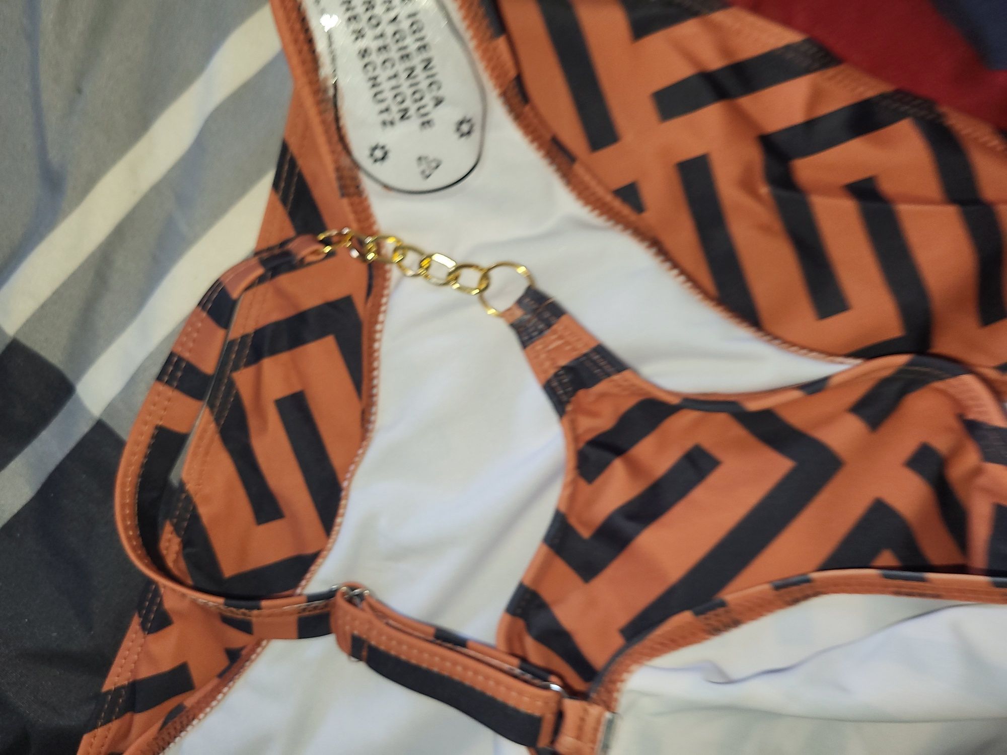 Vând Costum de baie