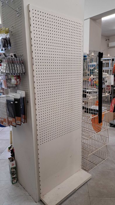 Бял стенен стелаж с перфориран гръб