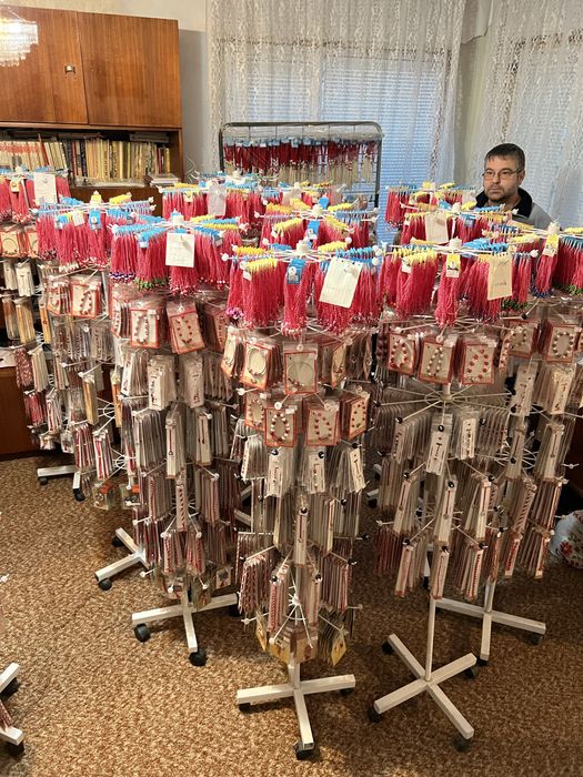 Стелажи със мартеници