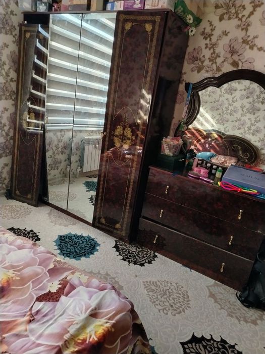 Spalniy tosh oyno shkaf sotiladi