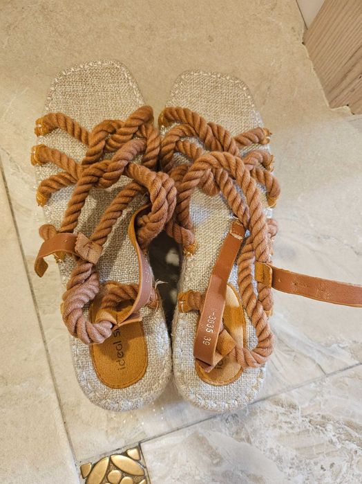 Дамски сандали с каишки на платформа и дамски сандали Bershka