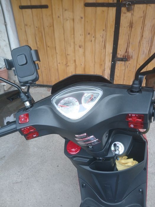 Scuter pe benzina 49cc limitat 45 km  nou 2024  8 km in bord
