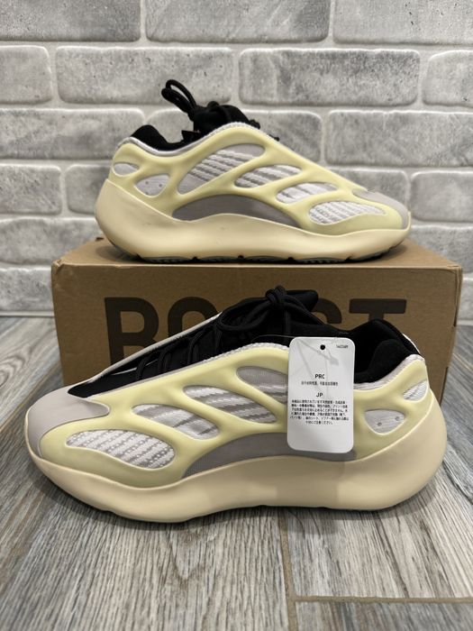 36-45 Yeezy 700 Azael