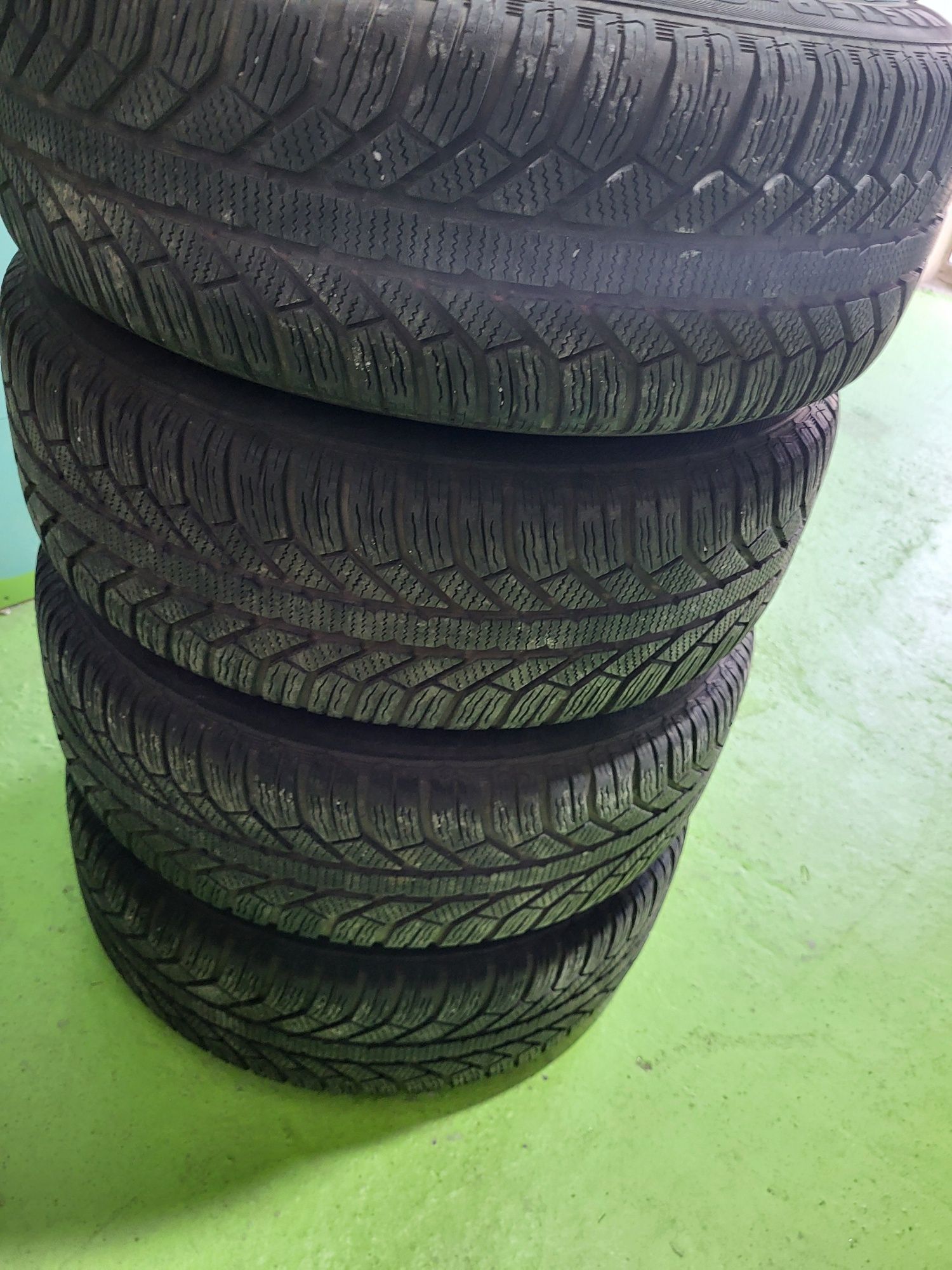 4 бр зимни 215/60/16 Semperit