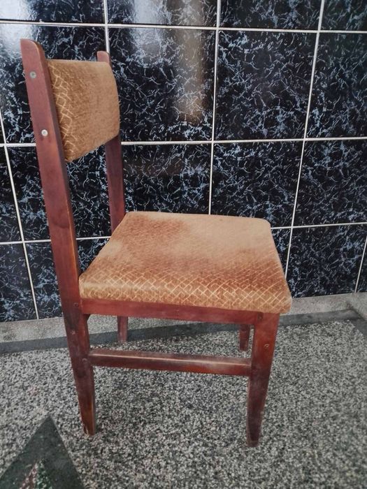 Дървени столове с тапицерия