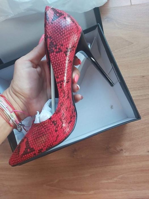 Елегантни обувки на ток