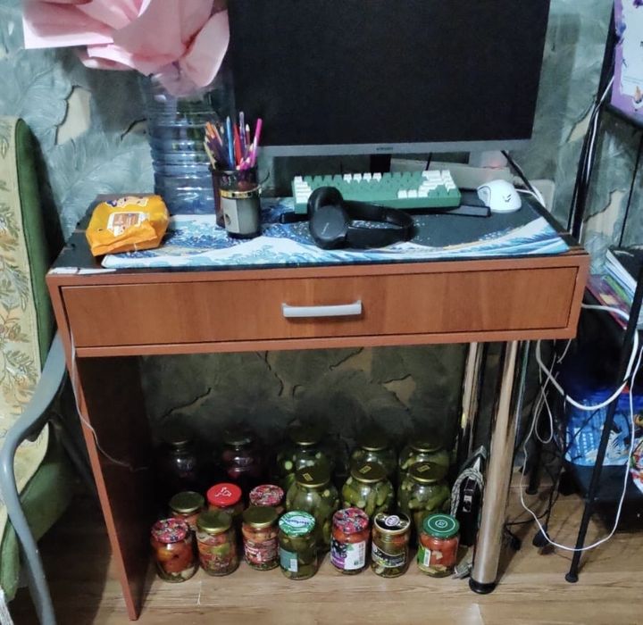 Продам стол цвет вишня