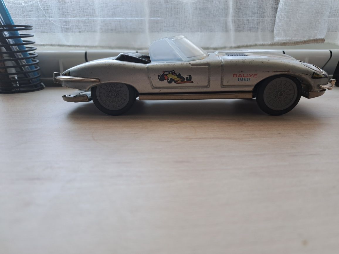 Ретро количка Jaguar