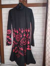 Черна памучна рокля с червени орнаменти и дълъг ръкав DESIGUAL-