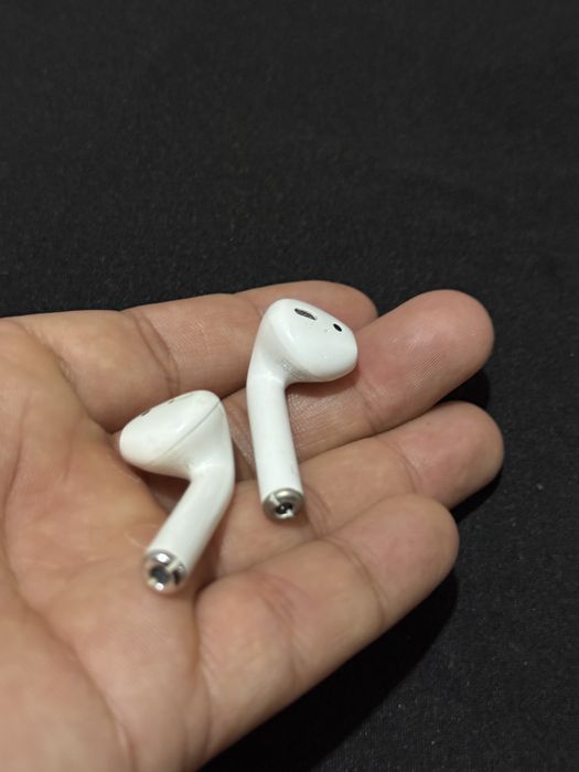 Продам наушники левый ухо и правый ухо от Airpods 2