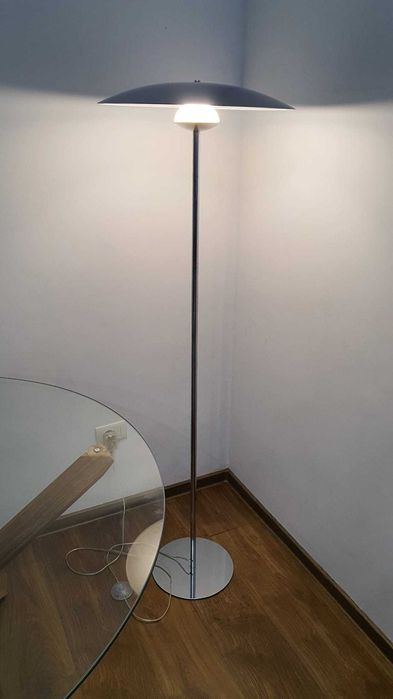 Vând lampadar, lampă de podea verticală 150 cm.