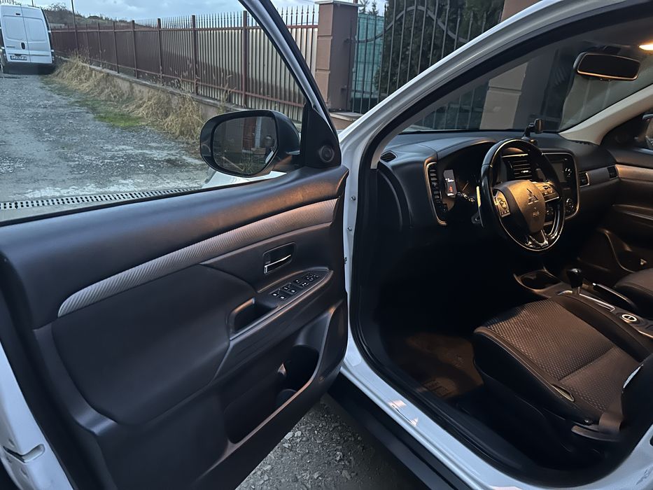 Mitubishi Outlander 4x4 2016 cu 7 locuri