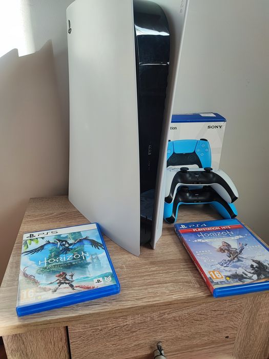 Продавам PS5 с два контролера+ 2 игри