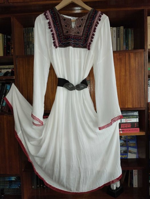 Бяла кенарена фолклорна рокля