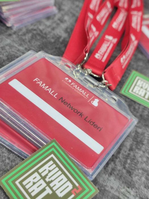 Бейджики и ланьярды с вашим логотипом.