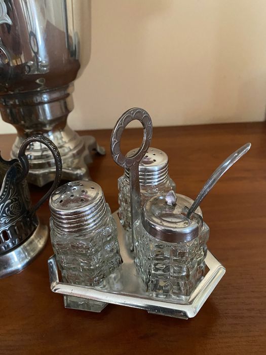 Руски самовар с 3 стакана и прибор за подправки