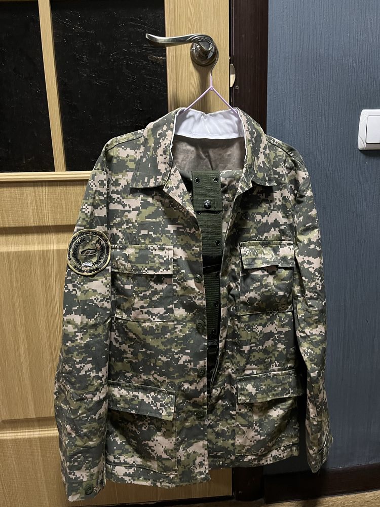 Военная форма с бушлатом, планшетом и всем необходимом для кафедры