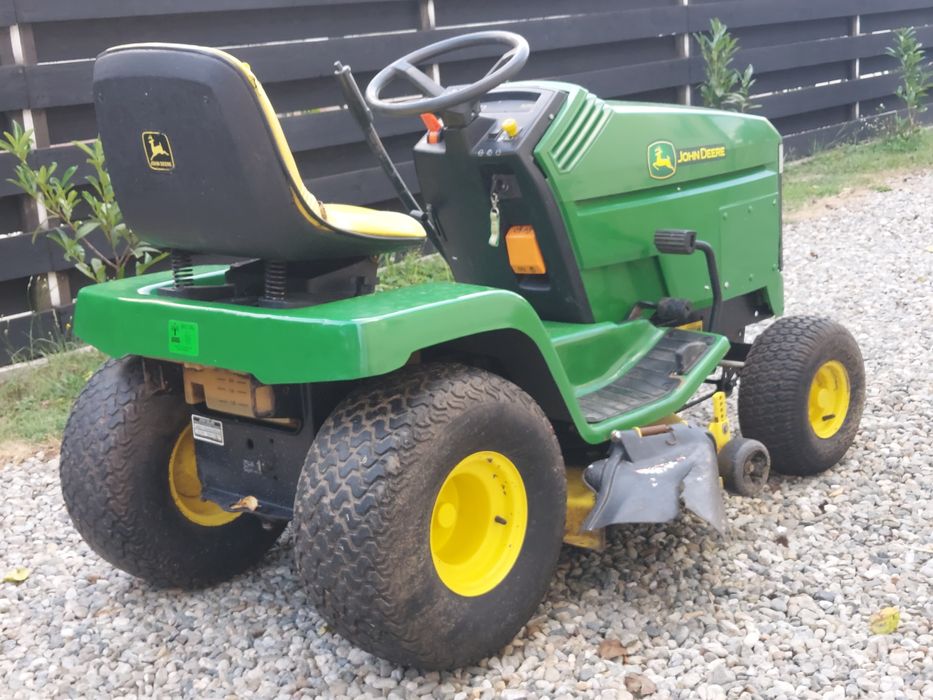 Tractoras tuns iarba John Deere LX176