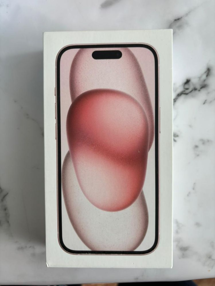 iPhone 15 в розовом цвете