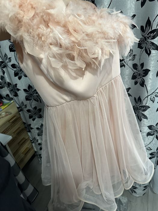 Vand rochie marimea 40,impecabila,pe un umar