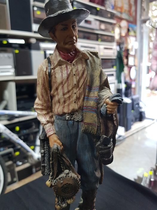 Оригинални статуи на Даниел монфорд