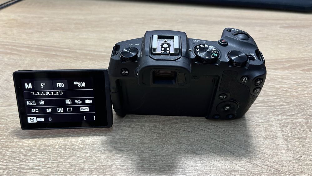 Aparat fotografiat mirorless Canon RP + adaptor RF-EF