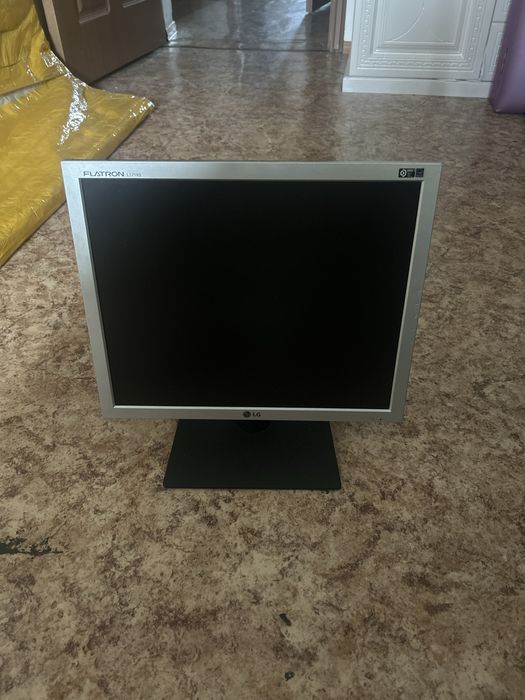 Монитор LG Flatron L1719S, 17”, в хорошем состоянии, без кабелей”