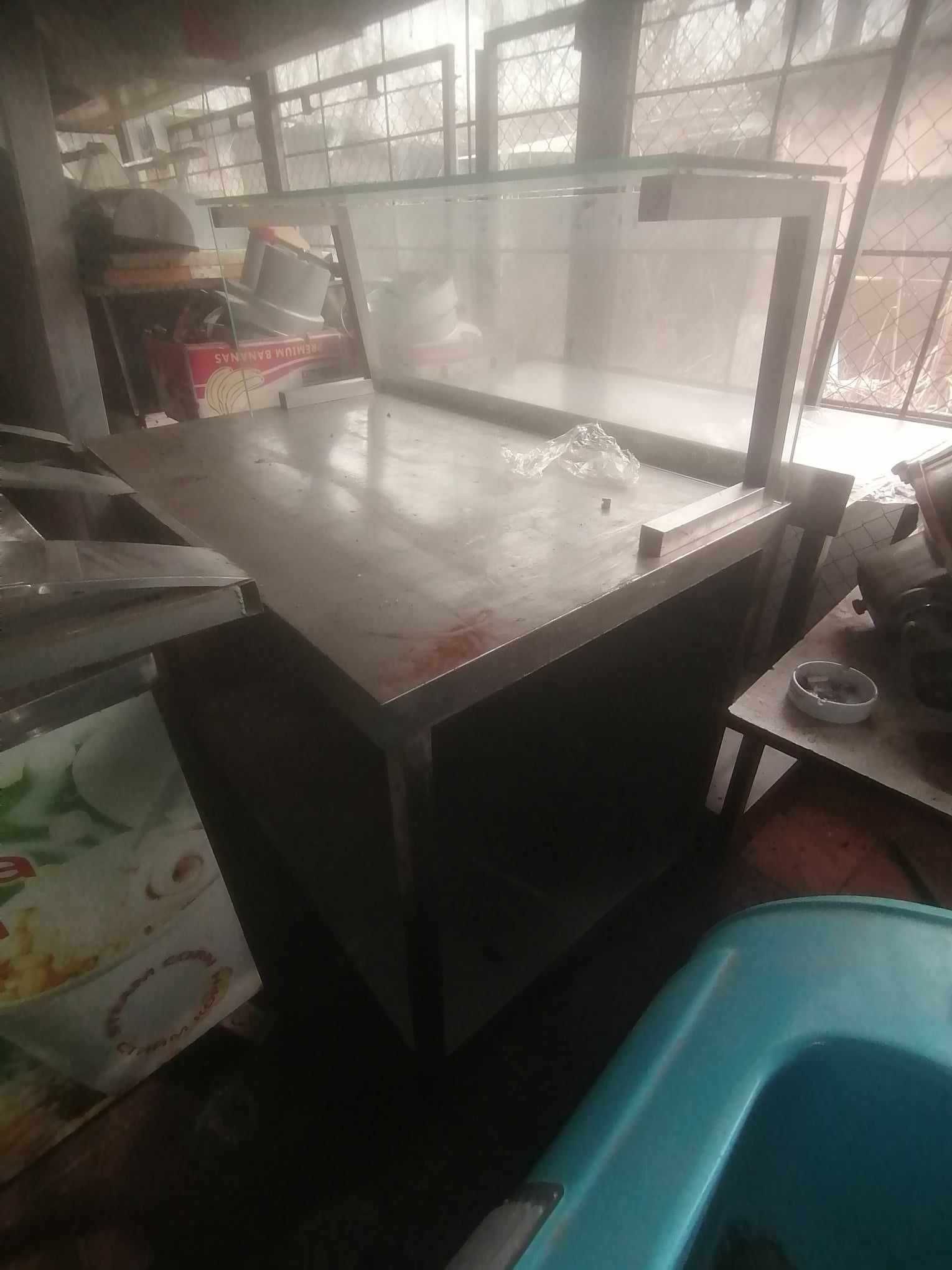 Иноксова маса  с двоен плот и стъклена витрина