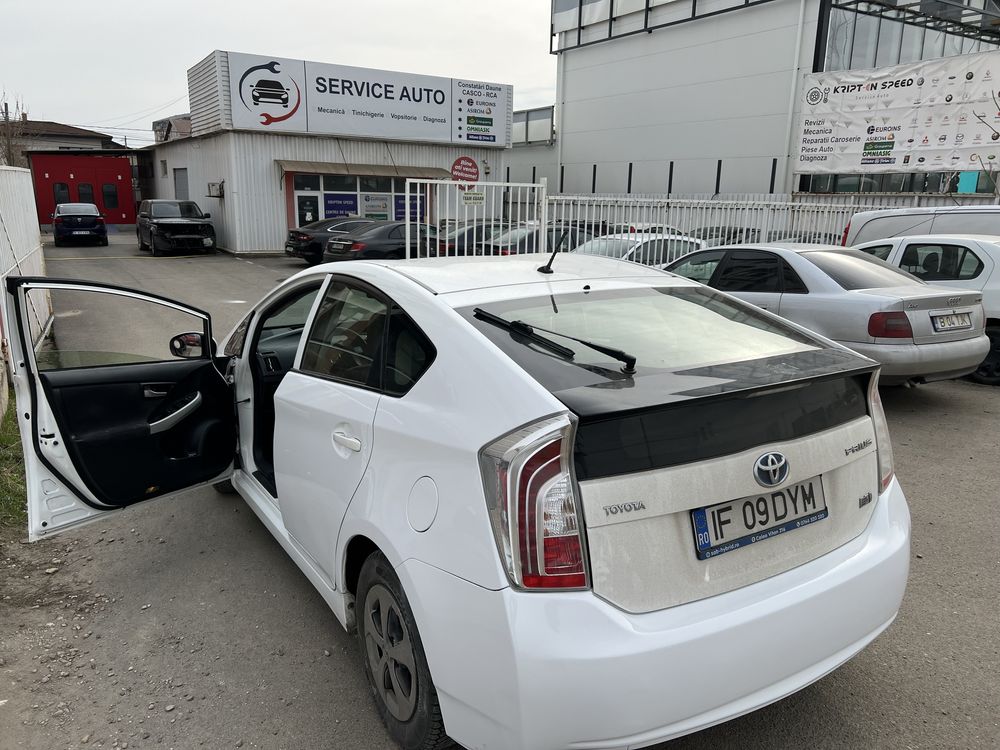 Închiriez Toyota prius