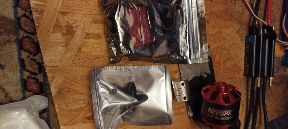 Motor brushless 4250 și 800 kv plus servomotor de 20kg