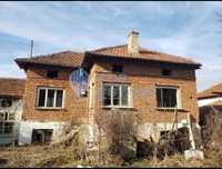 Тухлена къща с двор в село Горско Калугерово