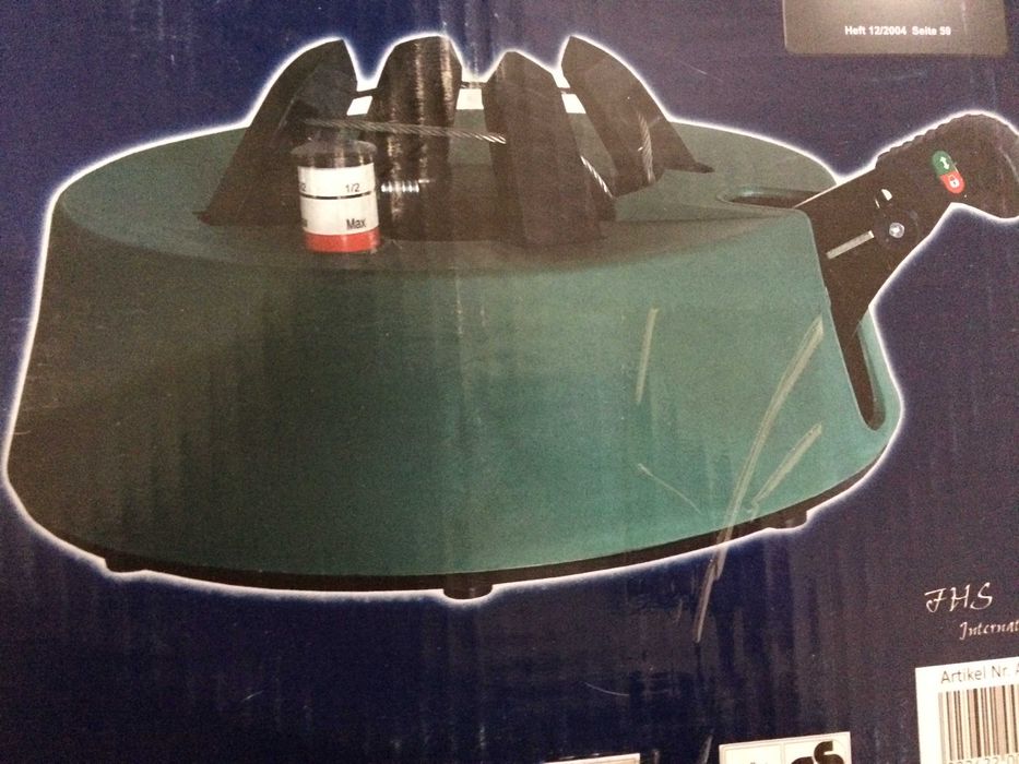 Чисто нова стойка за елха с резервоар за вода.