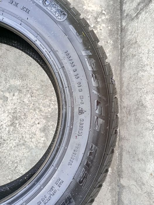 Vând cauciucuri pe 15 și pe 18
