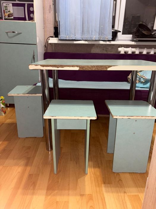 Кухонный стол с 3 табуретками