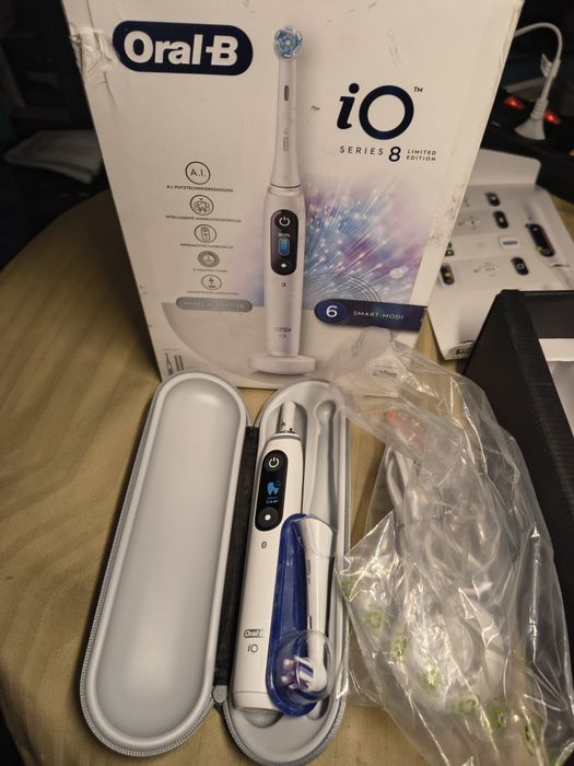Oral-B iO Series 8 Limited Edition  Електрическа четка за зъби, бяла
