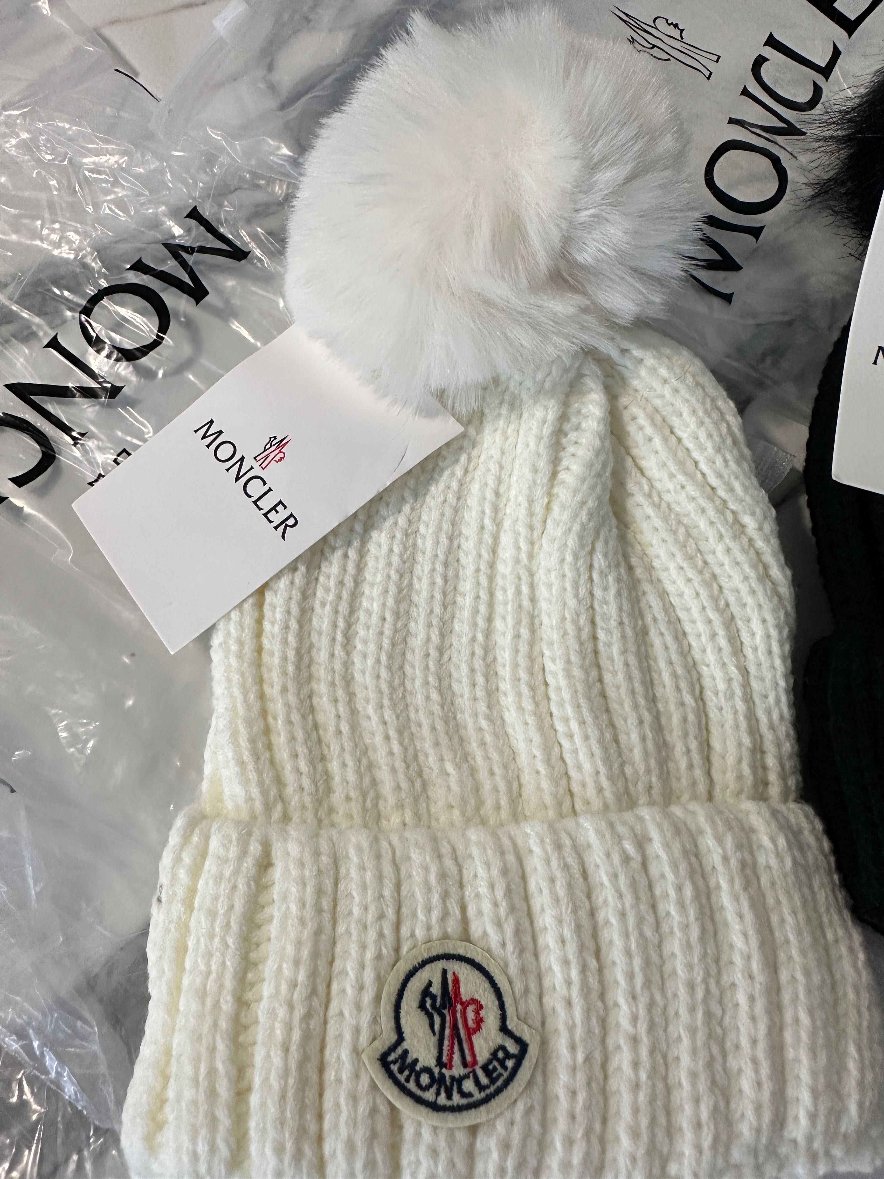 Дамска зимна шапка с пух Moncler