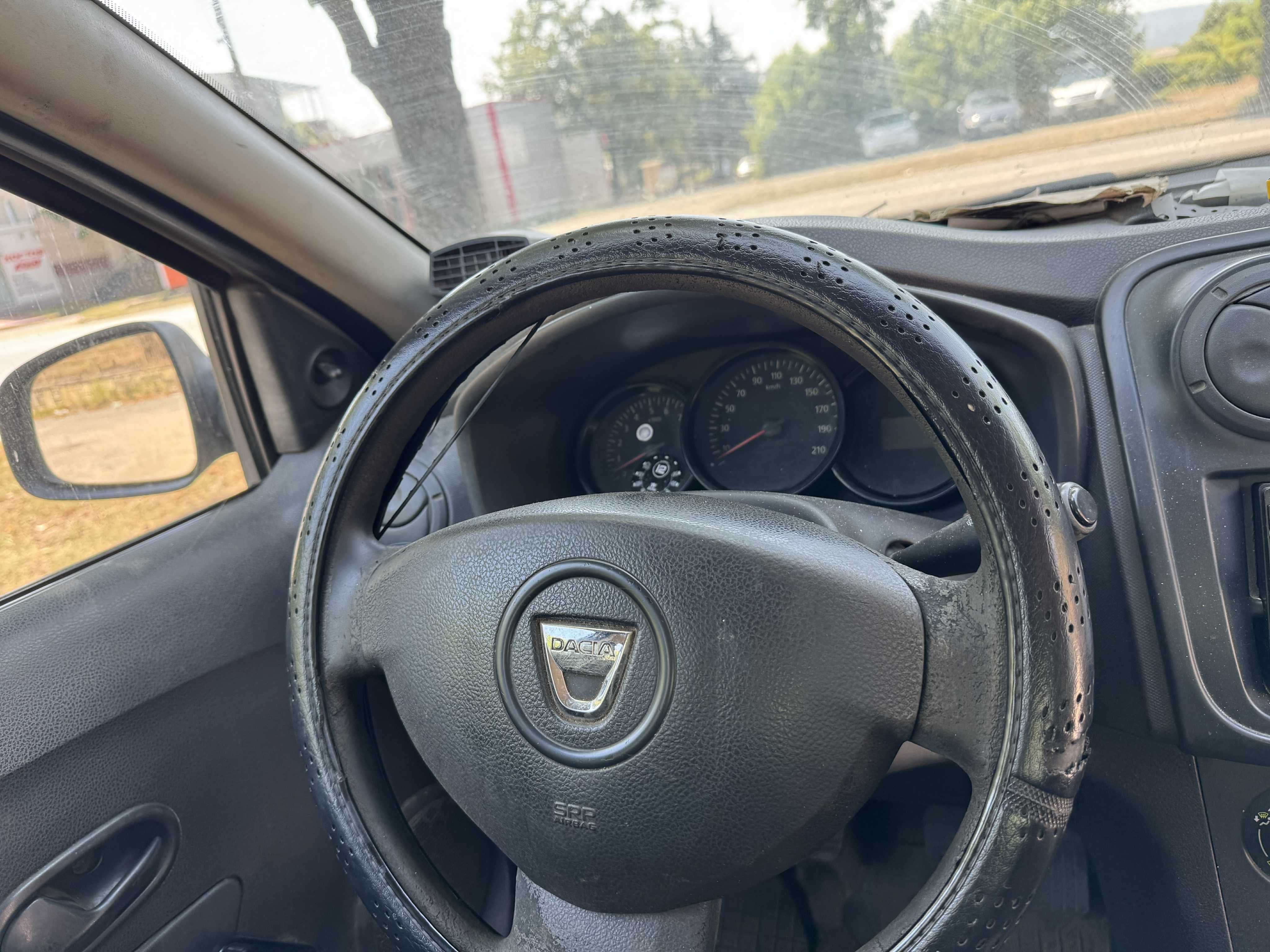 Продавам dacia logan