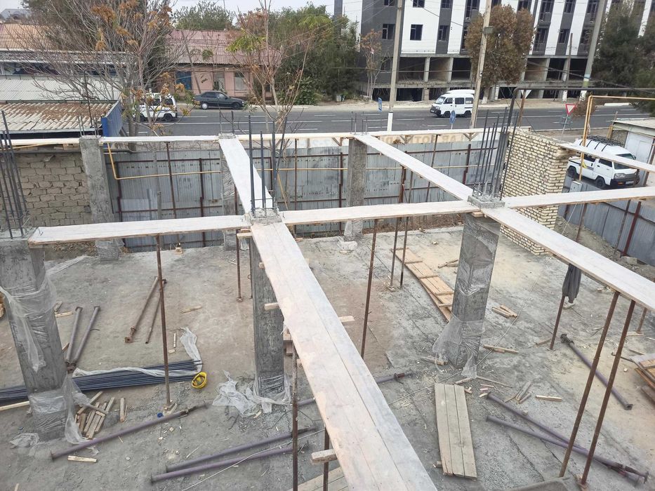 Продаются квартиры и магазины в центре Кагана вдоль дороги.